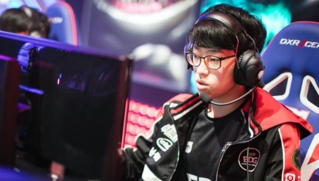 那不勒斯官方：洛博特卡左腿半肌腱受伤